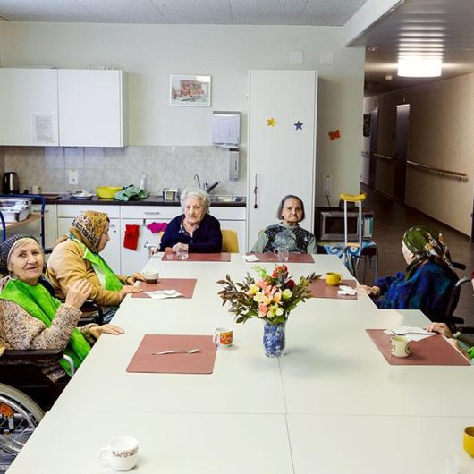 Im Altersheim werden 20 Bewohnerinnen und Bewohner von 13 Angestellten liebevoll umsorgt