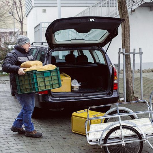 Stelica Onea belädt das Auto für die «Essen auf Rädern»-Tour.