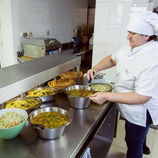 1087 warme Mahlzeiten werden pro Woche an die Schüler und Kindergartenkinder abgegeben