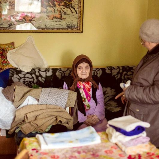 Das Sozialteam hilft mit Hilfsgütern, sowie körperlicher und geistiger Nahrung